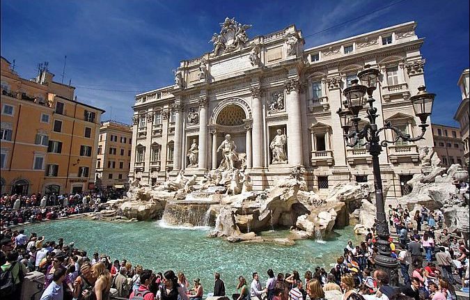 В Италии туристы дерутся за лучшее место для селфи у фонтана Треви