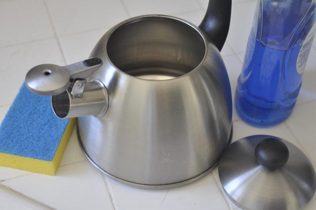 Как удалить накипь с чайника: 5 эффективных способов