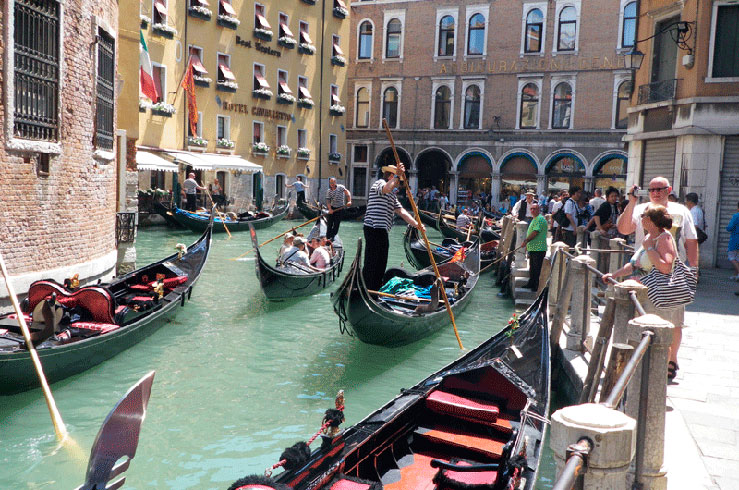 Мечтающие о романтике французские туристы угнали гондолу в Венеции