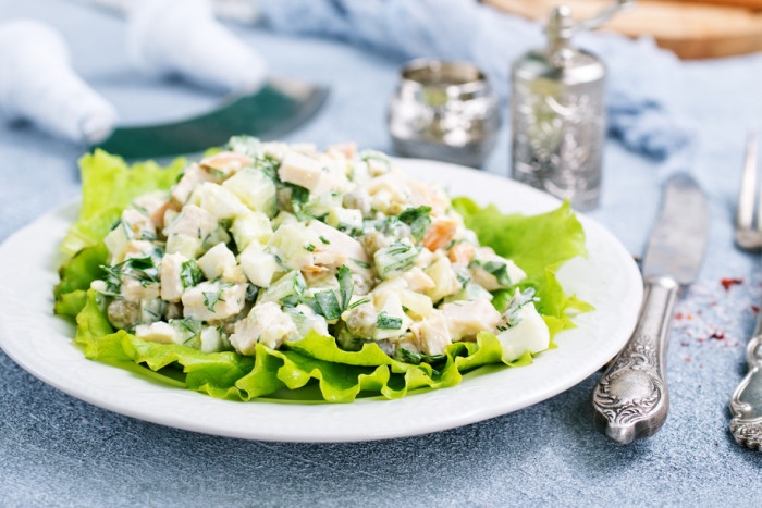 Салат с кальмарами зеленым луком