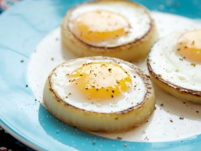 Нескучный завтрак: яичница в луковых колечках