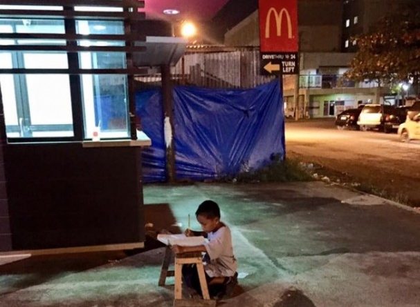Мальчика заметили, когда он делал уроки при свете от «Макдоналдса». Это перевернуло всю его жизнь