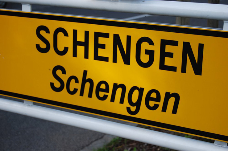 Еврокомиссия намерена упростить процедуру выдачи туристических виз в страны Шенгена