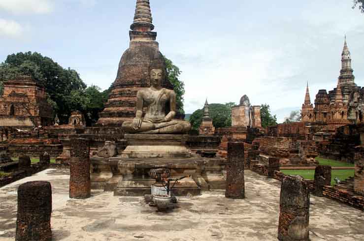 Желающий обрести покой турист вернул украденные кирпичи в тайский храм