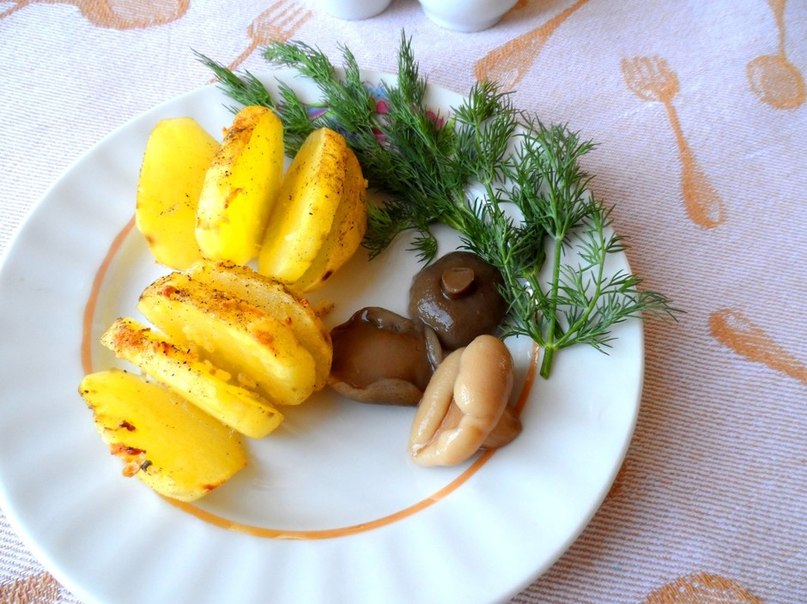Картофель, запеченный в духовке с чесноком