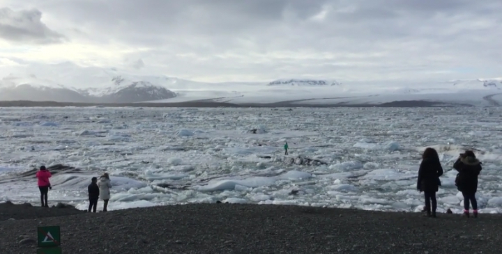 В Исландии турист рискнул жизнью ради удачного селфи