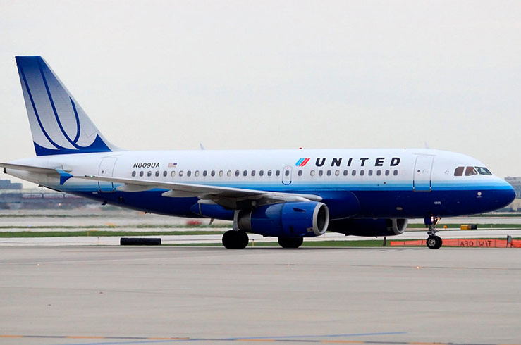 Пассажира United Airlines выгнали из первого класса, пригрозив наручниками