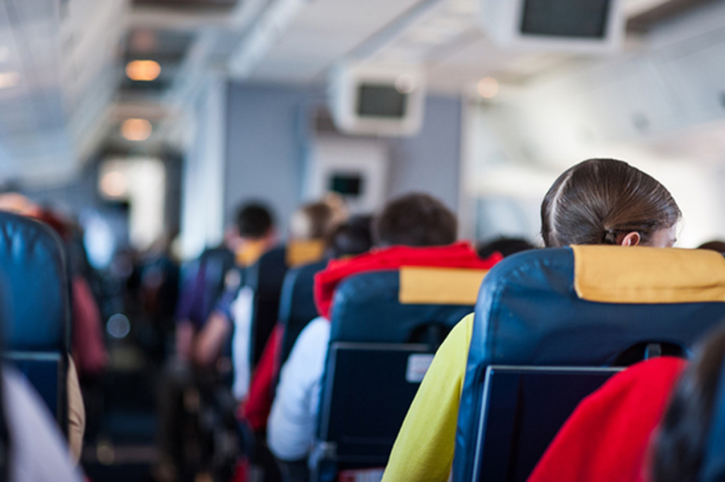 Названа опасность хранения вещей в кармане кресла в самолёте