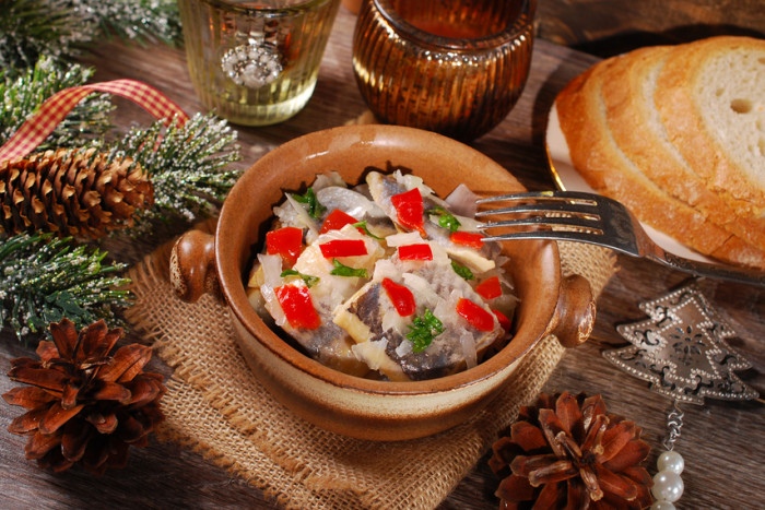 Маринованная сельдь с болгарским перцем: простая праздничная закуска