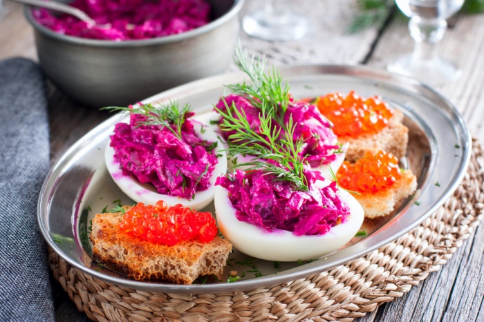 Фаршированные яйца с салатом из свеклы и красной икры