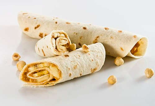 Тортилья с арахисовым маслом, бананом и орехами