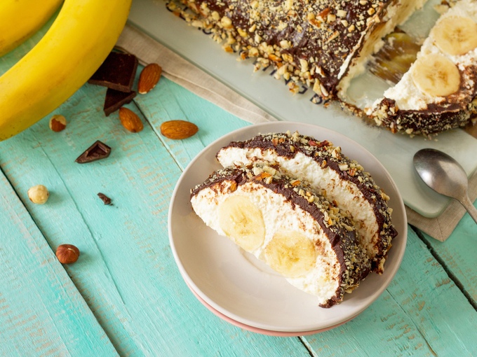 Банановый десерт с творогом и шоколадом