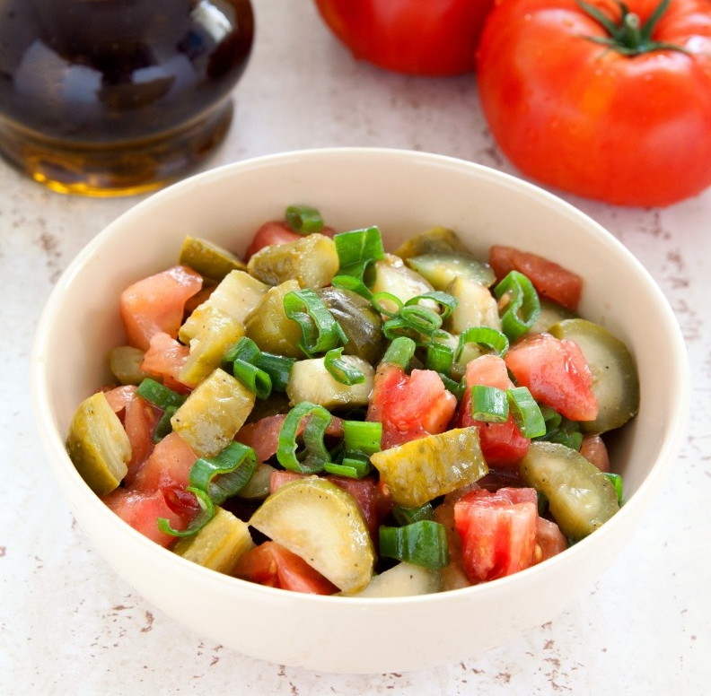 Салат со свежими помидорами и солеными огурцами