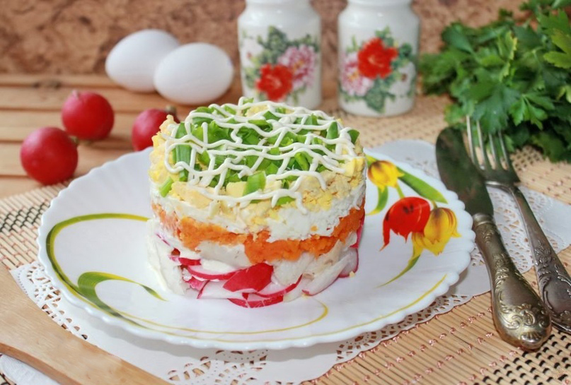 Салат с треской, овощами и яйцом