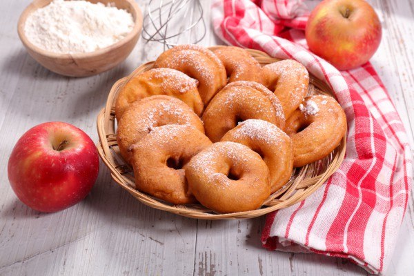Как приготовить яблочные пончики