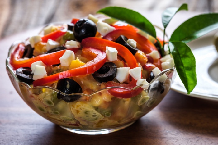 Салат с ветчиной, оливками и солеными огурцами