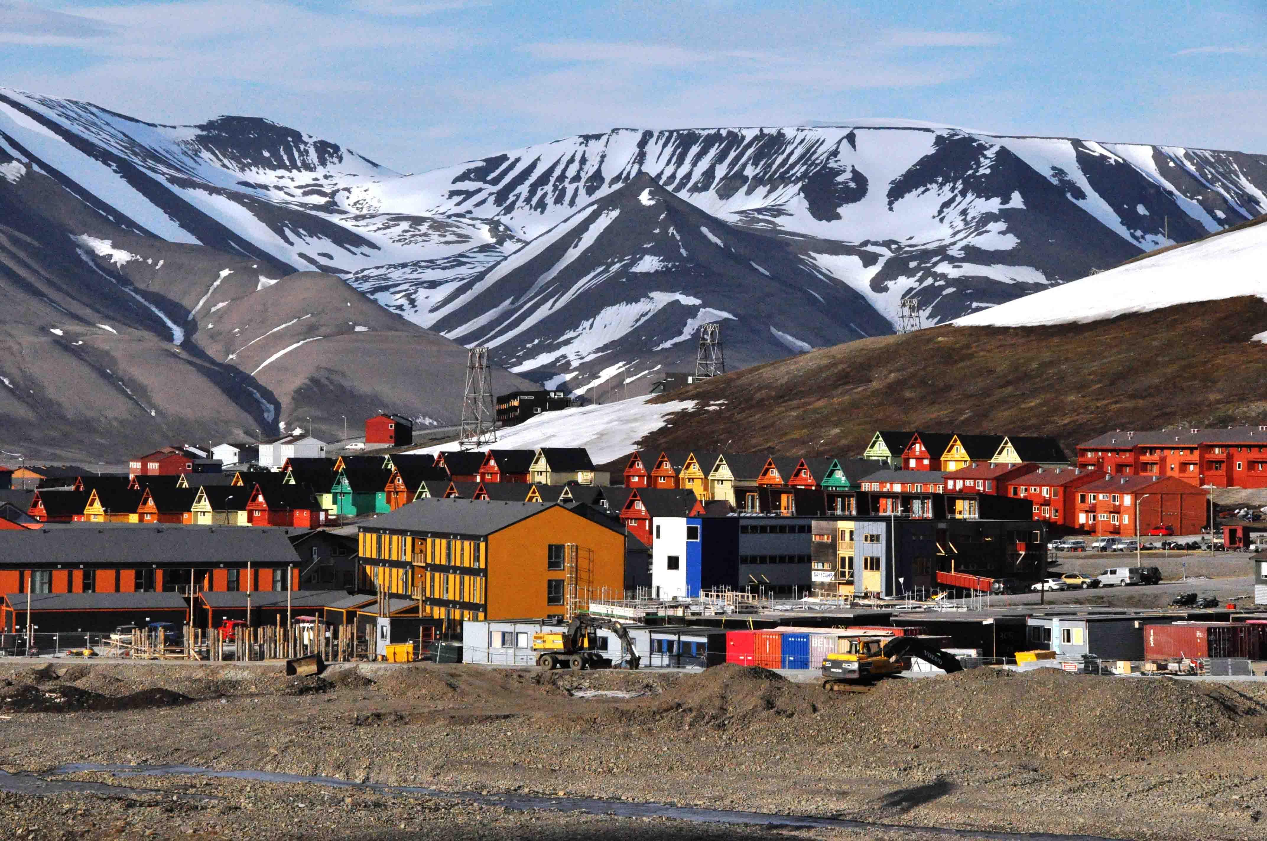 Самые северные города россии население. Лонгйир Longyearbyen Норвегия. Лонгйир, Шпицберген, Норвегия. Лонгйир (Longyearbyen), Шпицберген. Остров Шпицберген поселок Баренцбург.
