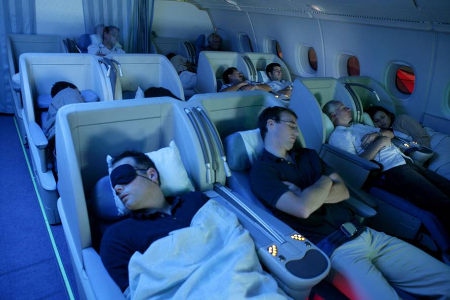 8 советов, как избежать ограбления во время сна в самолете