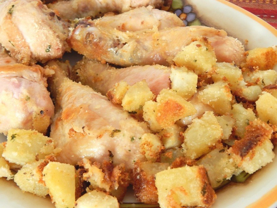 Куриные голени в панировке с картофелем