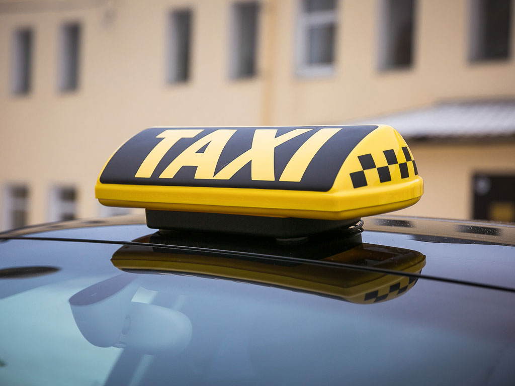 Иностранцам запретят работать в такси
