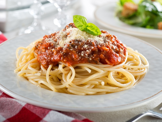 Спагетти с мясными колбасками и томатным соусом