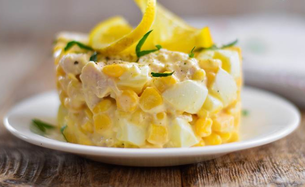 Вкусный салат с сыром, яйцом и кукурузой