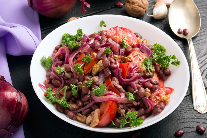 Теплый салат из красной фасоли: сытно и вкусно