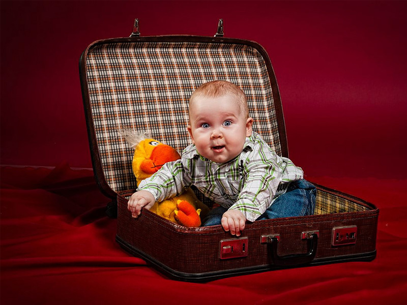 Ребенок на чемодане
