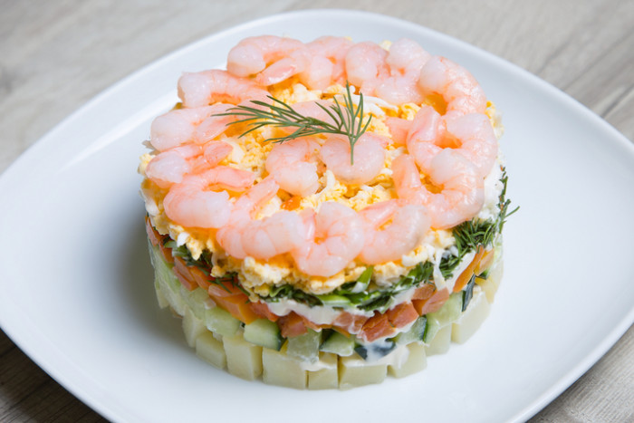 Слоеный салат с креветками