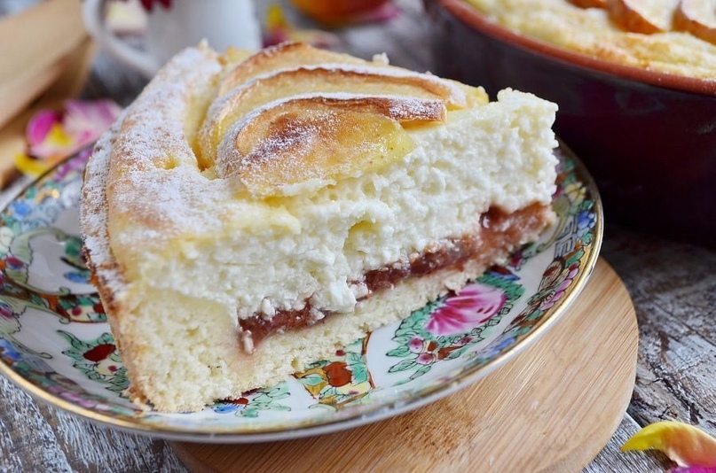 Пышный пирог с творожной начинкой и яблоками