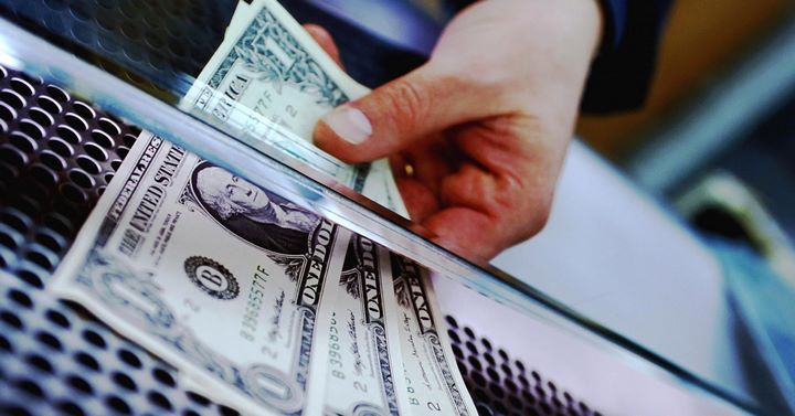 Стоит ли брать в Европу доллары США