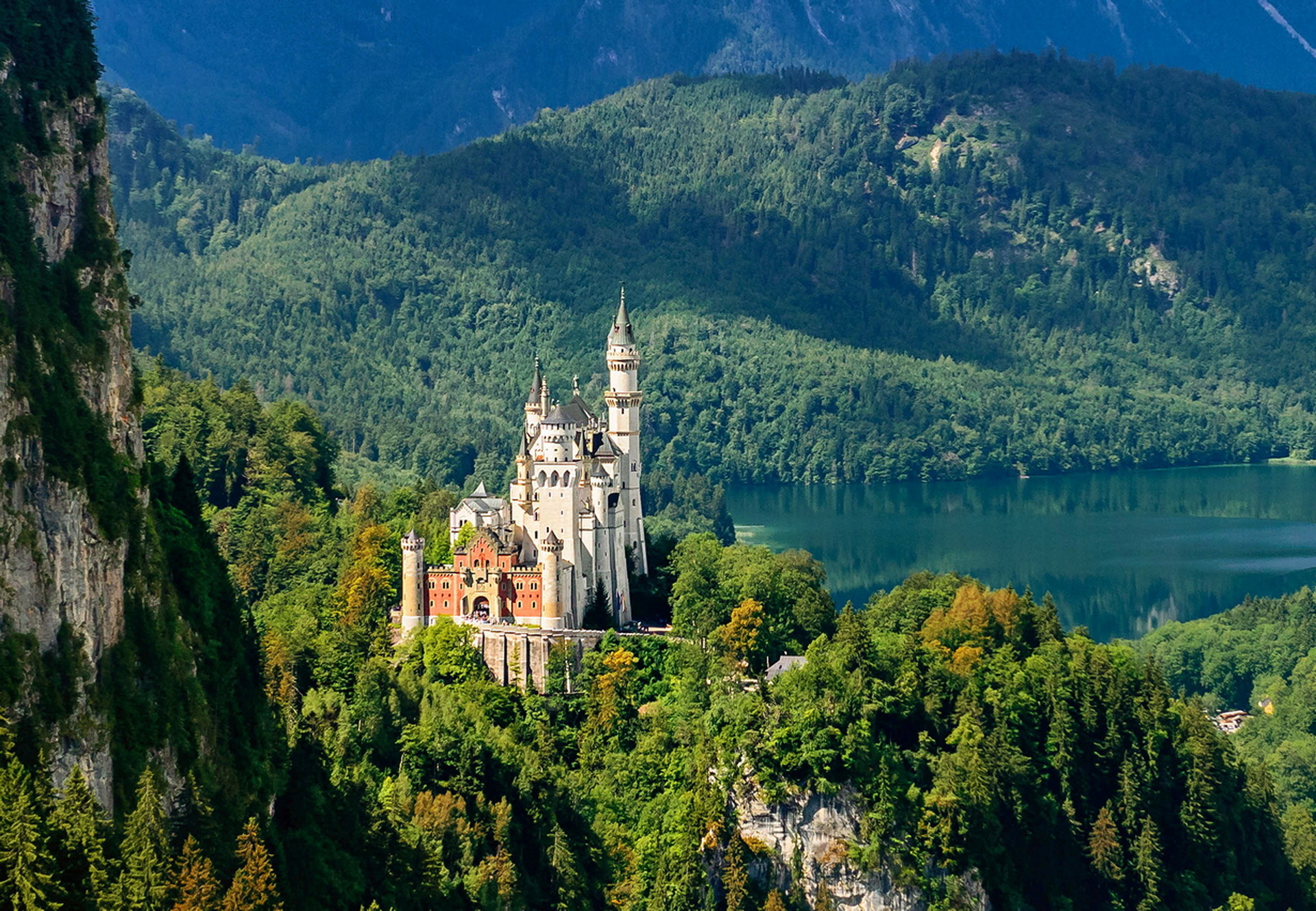 Город около гор. Замок Нойшванштайн Бавария Германия озеро. Замки Баварии Нойшванштайн и Линдерхоф. Нойшванштайн Шванзее. Самый красивый замок в Германии Нойшванштайн.