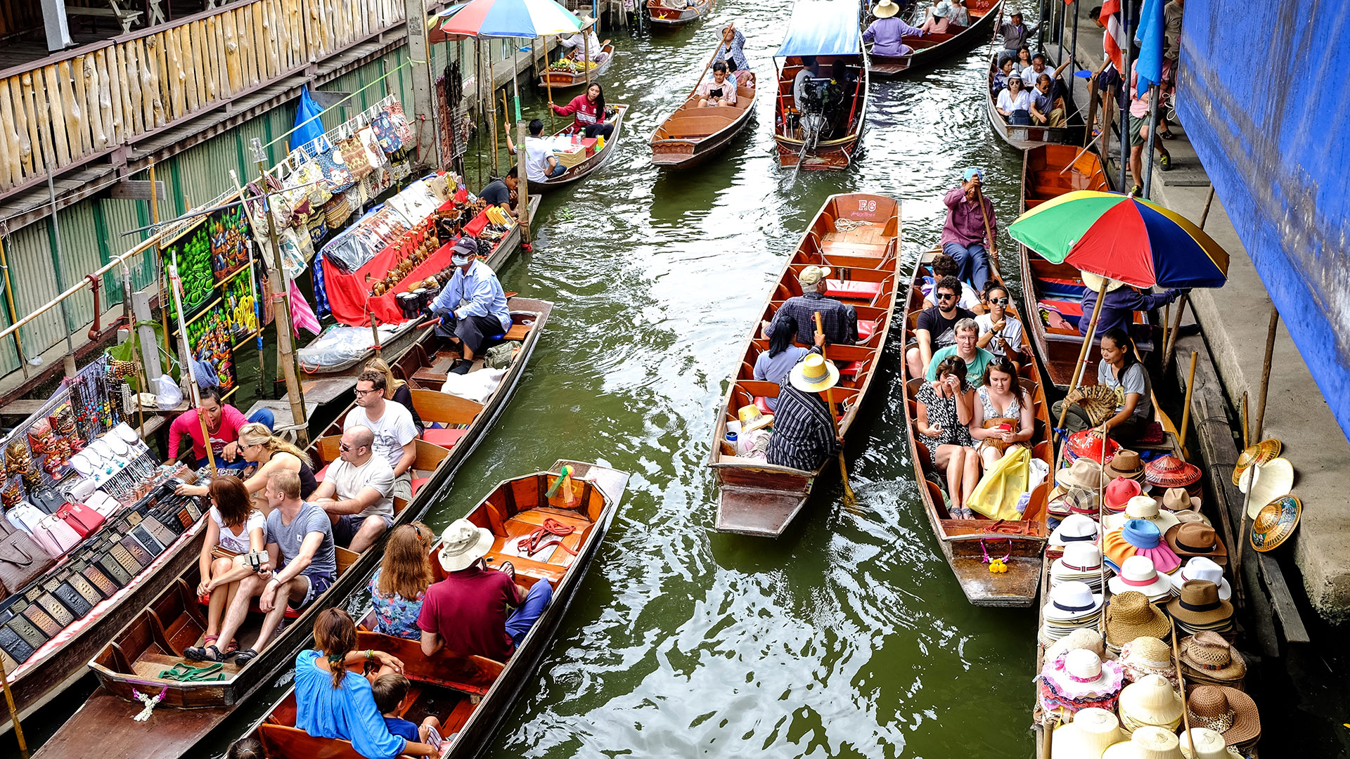 Где туристы могут побывать на плавучих рынках