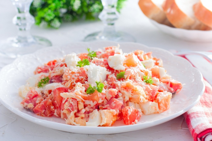 Оригинальный салат из красной рыбы с помидорами и сыром