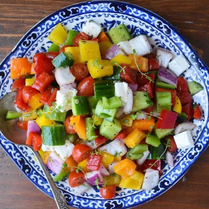 Овощной салат с болгарским перцем и сыром фета