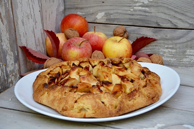 Песочный пирог с яблоками и грецкими орехами