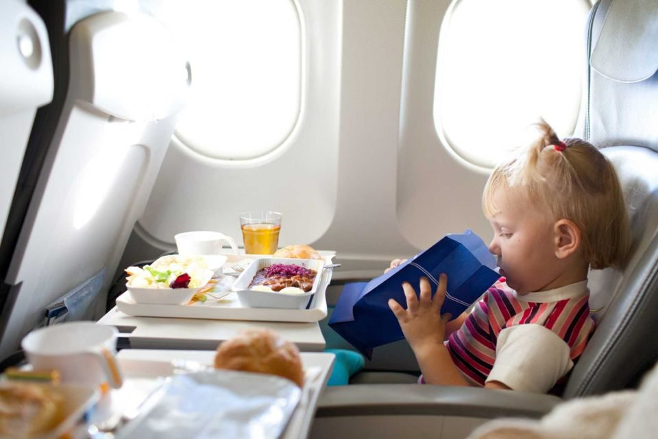 В каких случаях пассажир может взять еду и воду на борт самолета