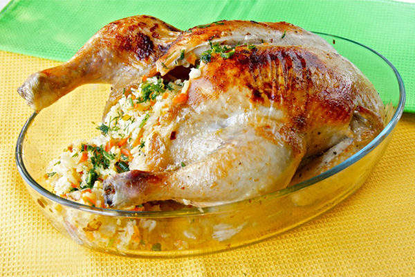 Курица с рисом и овощами, запеченная в духовке