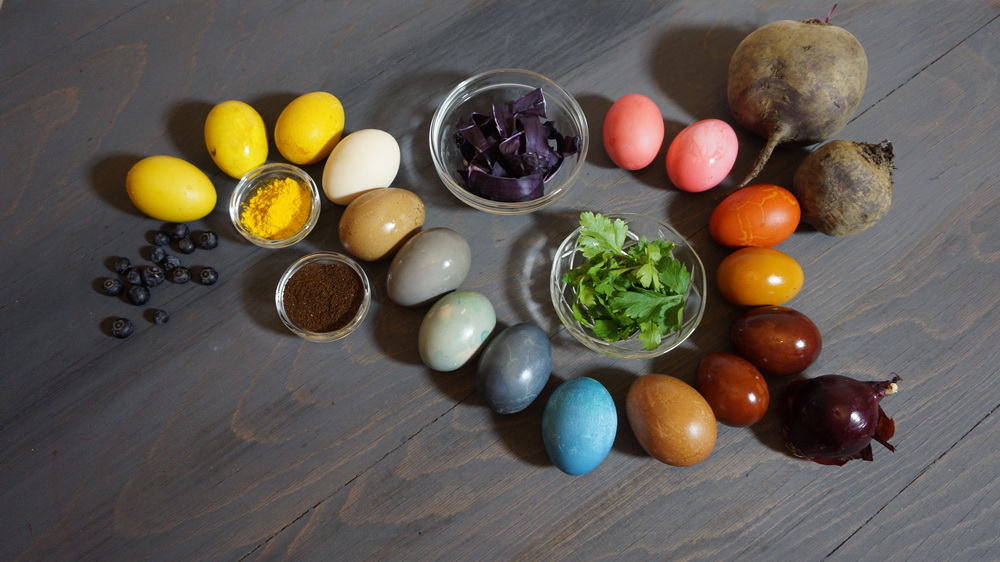 Как красить яйца натуральными средствами: 4 простые идеи