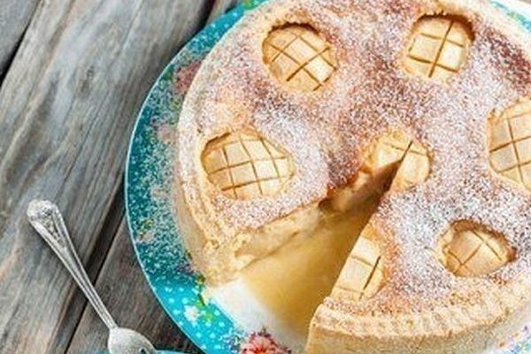Пирог с яично-сметанной заливкой и яблоками