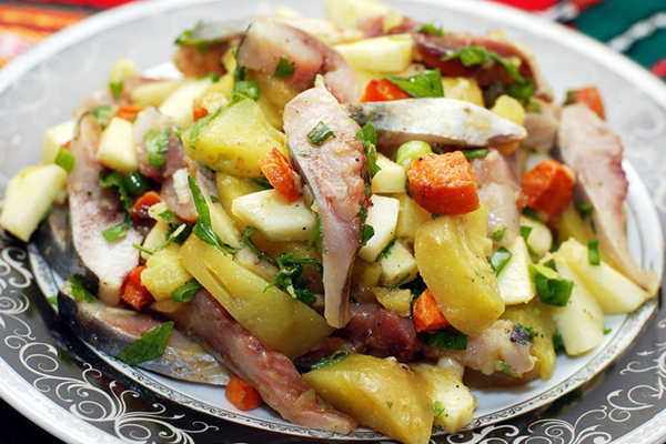 Салат с сельдью и овощами