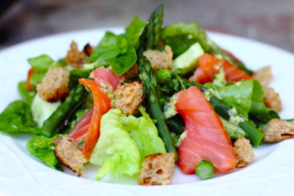 Салат с зеленой спаржей и копченым лососем