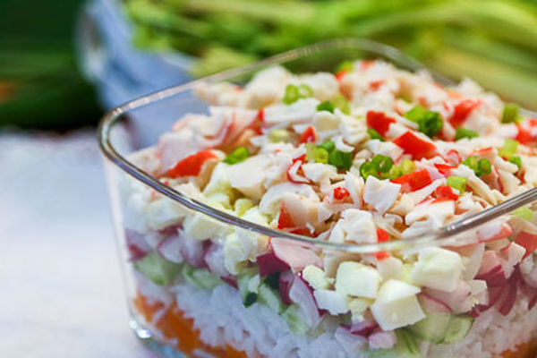 Слоеный салат с крабовым мясом, рисом и редисом