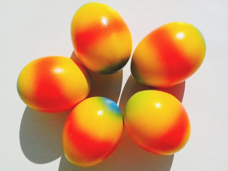 Как покрасить яйца в цвета радуги натуральными красителями