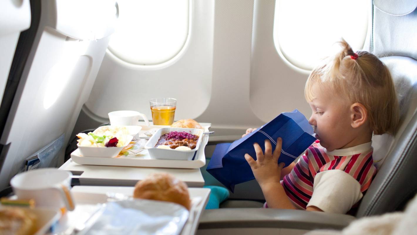 Как правильно успокаивать ребенка в самолете