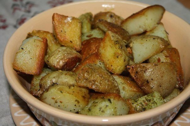 Картошка, запеченная в чесночном масле