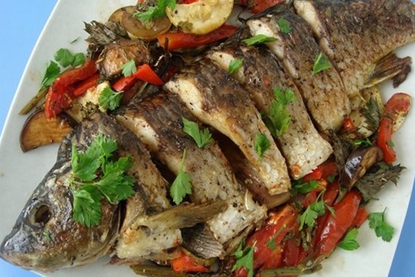 Запеченная рыба с картошкой и помидорами.