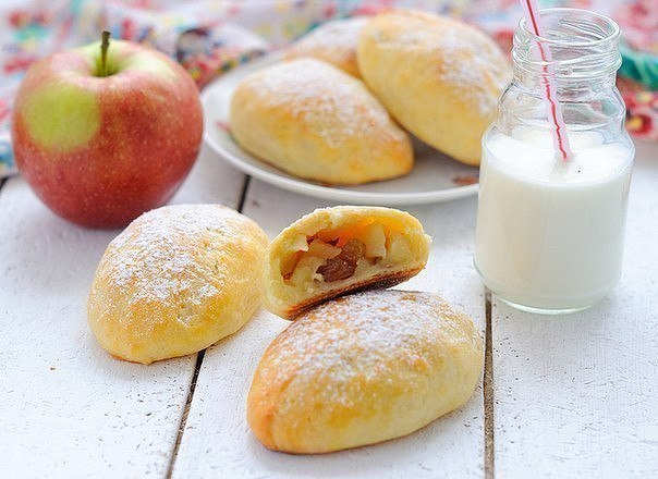 Пирожки из творожного теста с яблоками.