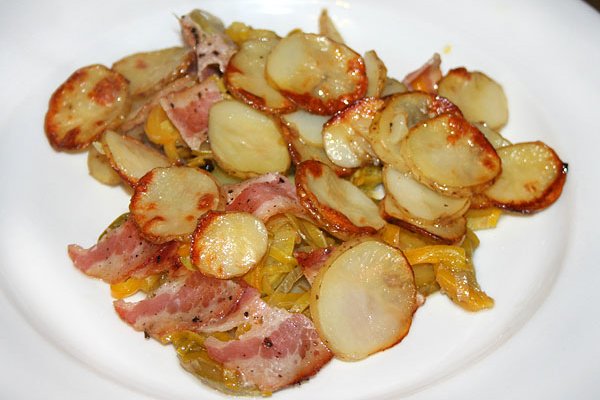 Запеченный картофель с беконом и болгарским перцем