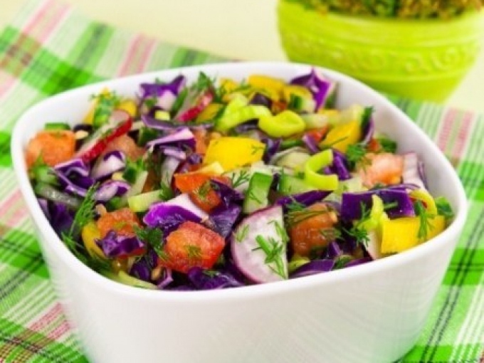 Заряд бодрости: витаминный салат из краснокочанной капусты